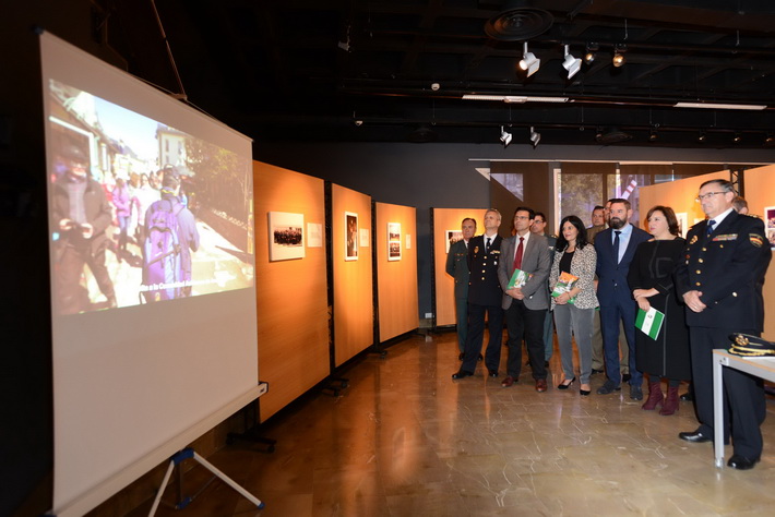 Una exposición reconoce los 25 años de servicio cercano y directo de la Policía andaluza